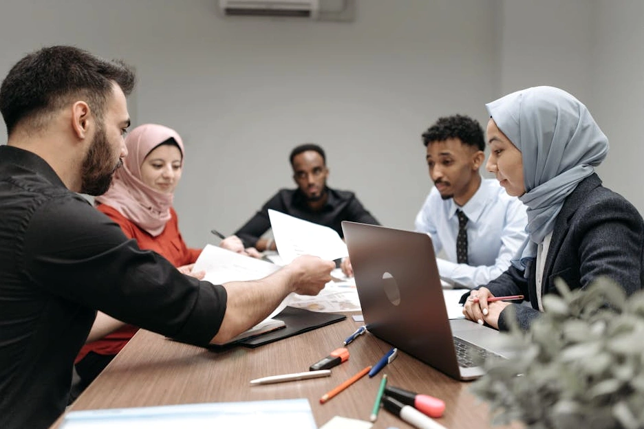 Tým manažerů diskutuje nad strategickým plánem v moderní kanceláři.